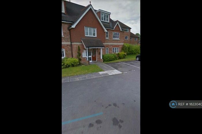 2 Bedroom Penthouse To Rent In Bardeen Place, Bracknell, RG12