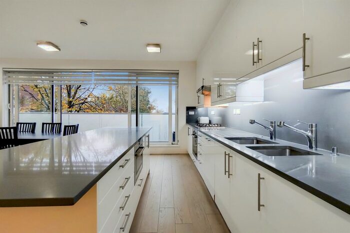 3 Bedroom Flat To Rent In Elm Avenue, London, W5