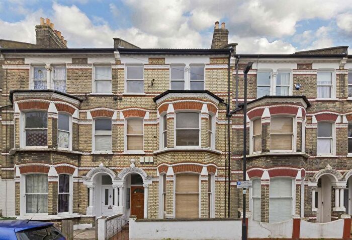 2 Bedroom Flat To Rent In Sandmere Road, London, SW4