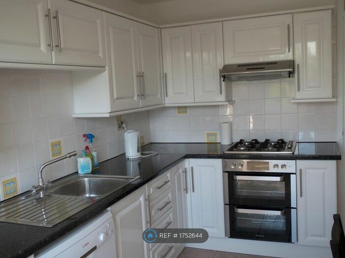 2 Bedroom Flat To Rent In The Broadway, Hatfield, AL9
