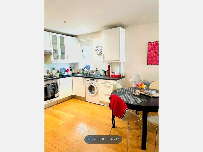 2 Bedroom Flat To Rent In Garfield Mews, London, SW11