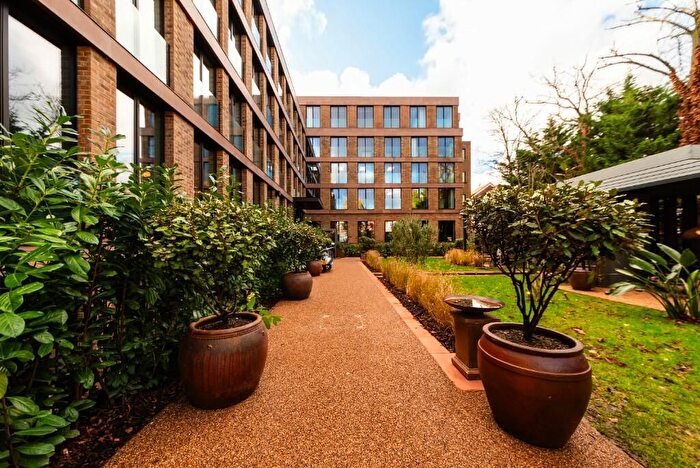 Studio To Rent In Brondesbury, London, NW2