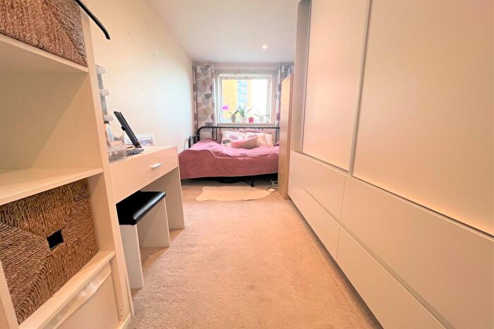 2 Bedroom Apartment To Rent In Inverness Mews, E16