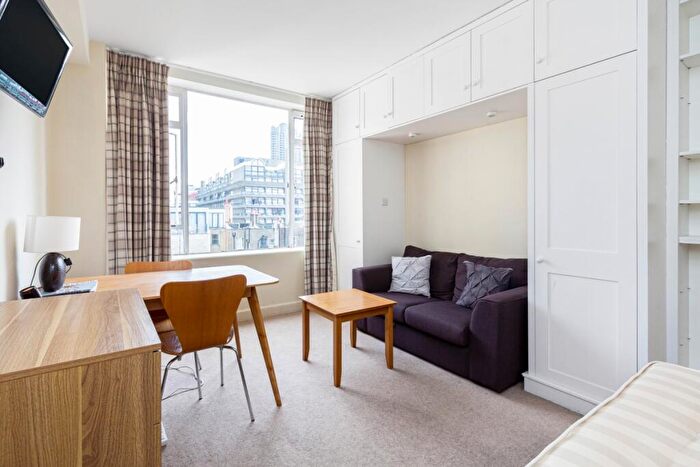 Flat To Rent In Charterhouse Square, London, EC1M