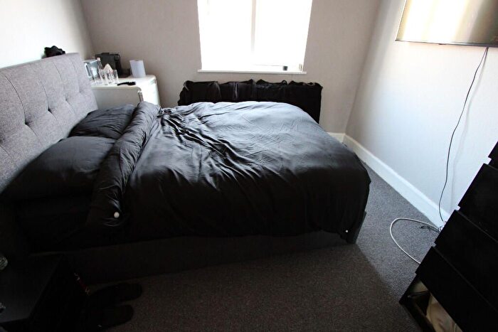 2 Bedroom Flat To Rent In Garratt Lane, London, SW17