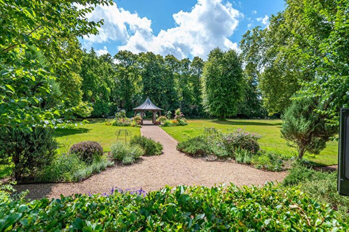 1 Bedroom Flat To Rent In Royal Crescent, Holland Park, London, W11