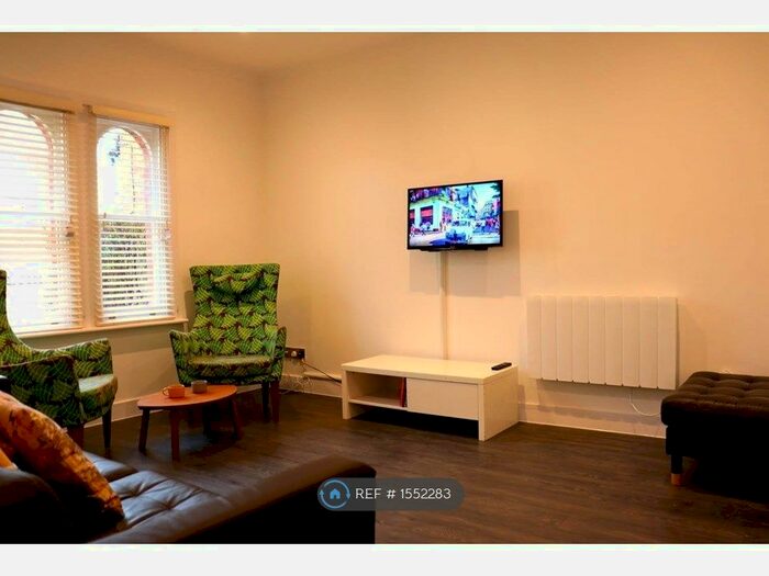 1 Bedroom Flat To Rent In Raglan Road, Knaphill, GU21