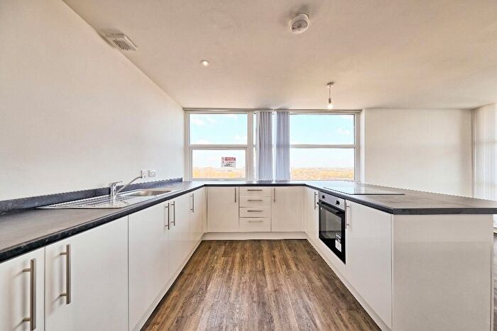 2 Bedroom Flat To Rent In Oldham Road, Manchester, M40