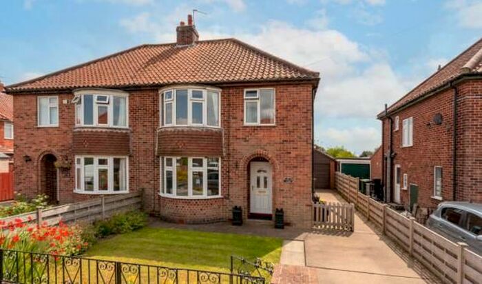 3 Bedroom Semi-Detached House To Rent In Broome Close, Huntington, York, YO32