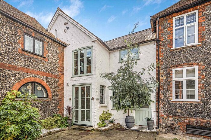 2 Bedroom Terraced House For Sale In New Street, RG9