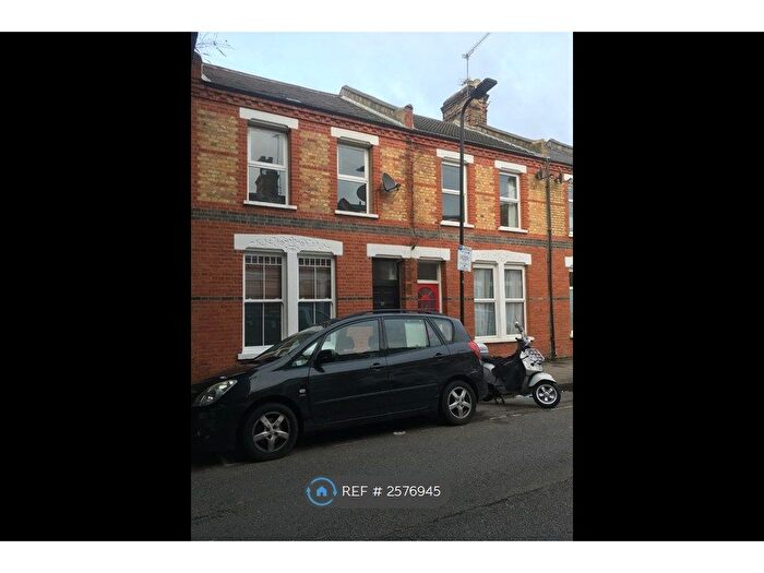 3 Bedroom Flat To Rent In Beck Rd, London, E8