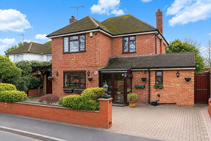 4 Bedroom Detached House For Sale In Boleyn Close, Staines-Upon-Thames, TW18