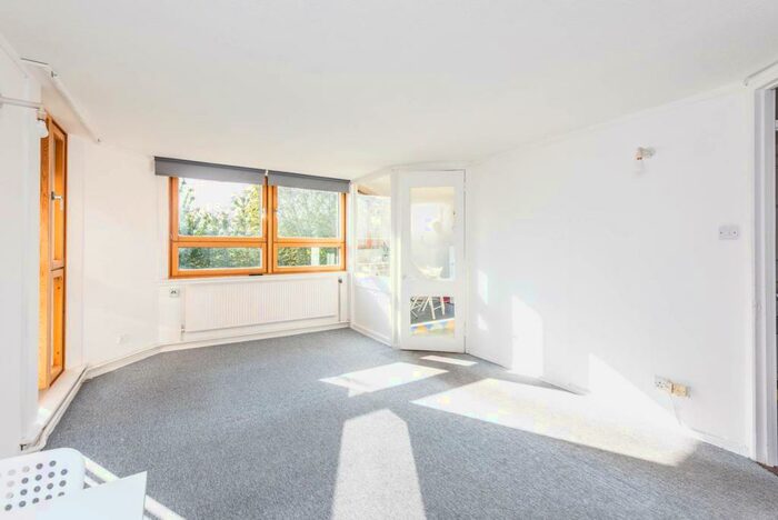 3 Bedroom Flat To Rent In Worlds End, Chelsea, London, SW10