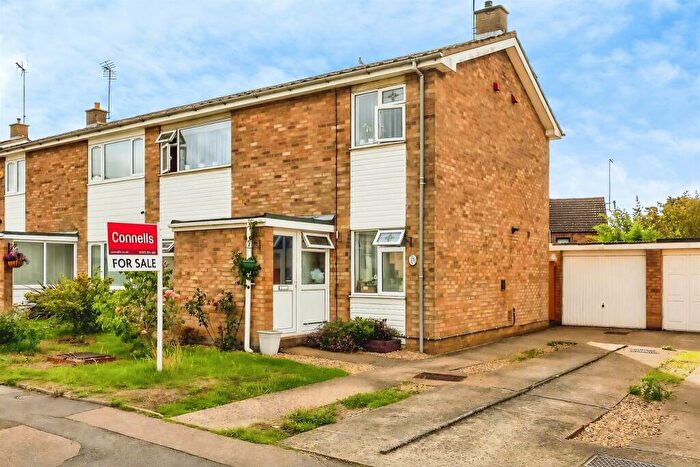 4 Bedroom Semi-Detached House For Sale In Holmes Way, Peterborough, PE4