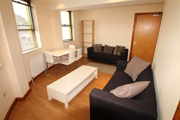 3 Bedroom Flat To Rent In Mundy Place, Cathays, CF24
