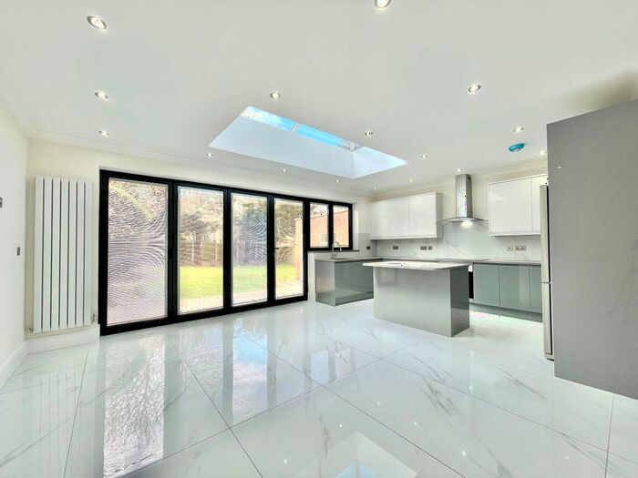 4 Bedroom Semi-Detached House To Rent In Woodside Park, London, N12