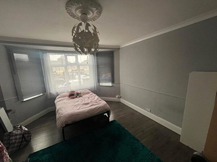 3 Bedroom Flat To Rent In North Circular Road, London, N13