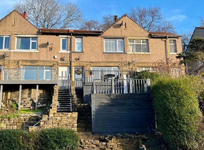 3 Bedroom Town House To Rent In Park Terrace, Stump Cross, Halifax, HX3