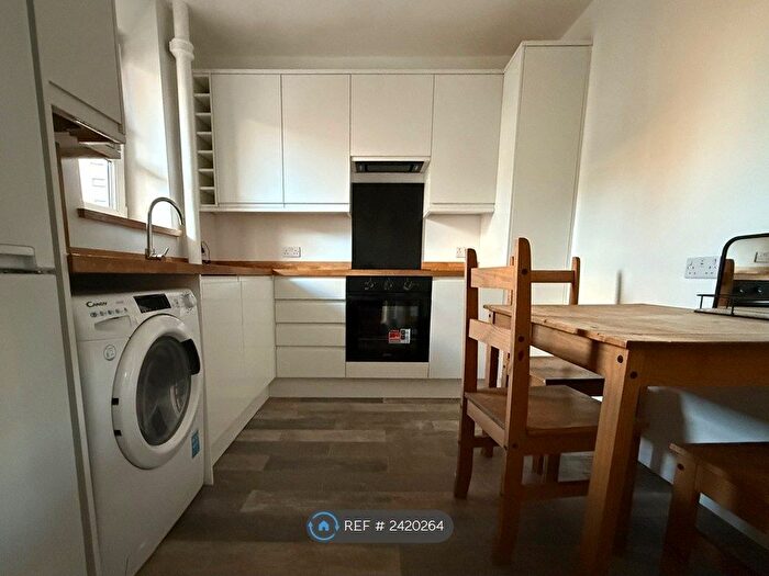 3 Bedroom Flat To Rent In Brigstock House, London, SE5