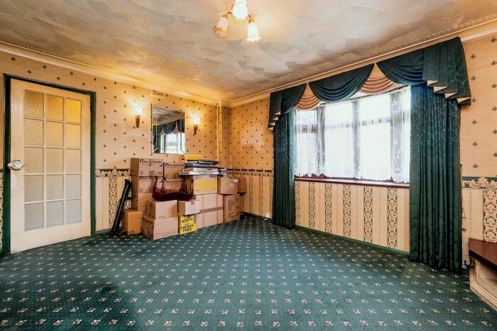 3 Bedroom Terraced House For Sale In Thatches Grove, Romford, RM6