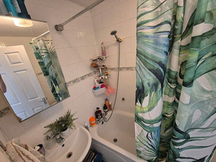 2 Bedroom Flat To Rent In Myddleton Road, London, N22