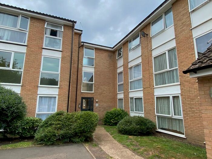 2 Bedroom Flat To Rent In Trotwood, Chigwell, Essex, IG7