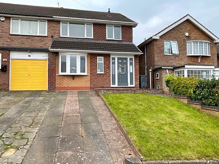 3 Bedroom Semi Detached House For Sale In Wideacre Drive, Birmingham, B44