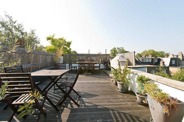 2 Bedroom Maisonette To Rent In Western Lane, London, SW12