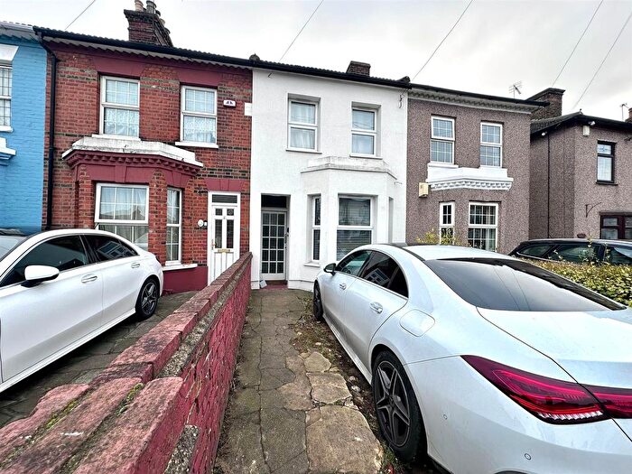 4 Bedroom Terraced House To Rent In Victoria Road, Gidea Park, Romford, RM1