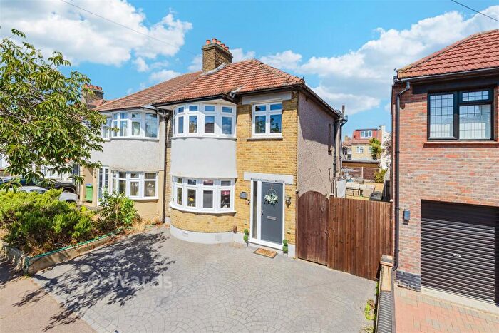 3 Bedroom Semi Detached House For Sale In Farnham Road, Welling, Kent, DA16