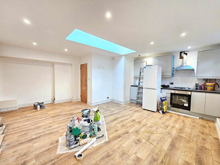 Studio To Rent In Limerick Mews, London, N2