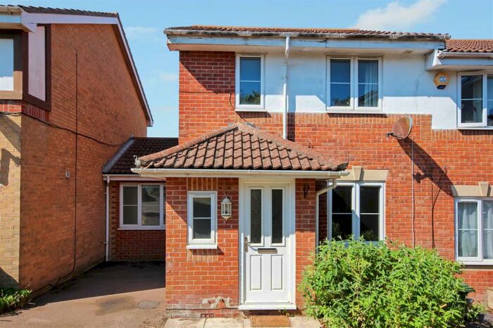 3 Bedroom Semi-Detached House To Rent In Sheppard Way, Portslade, Brighton, BN41