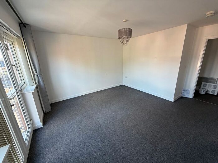 2 Bedroom Flat To Rent In King Street, Wednesbury, WS10