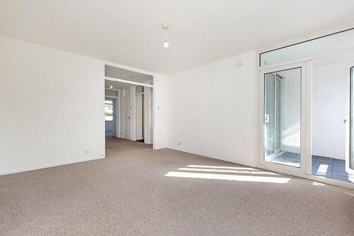 2 Bedroom Apartment For Sale In The Pines, Purley, Surrey, CR8