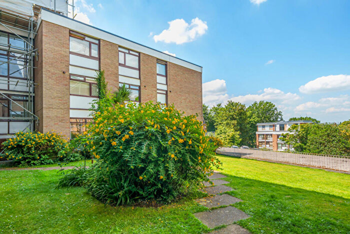 2 Bedroom Flat To Rent In Beechcroft Manor, Weybridge, Surrey, KT13