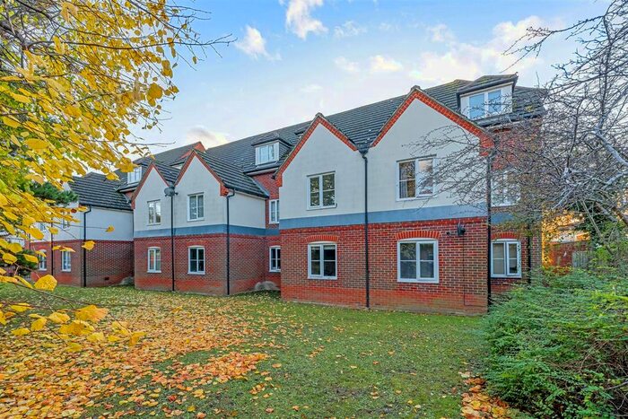 2 Bedroom Flat To Rent In Langridge Mews, Hampton, TW12