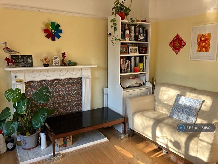 2 Bedroom Flat To Rent In Dowson Court, London, SE13