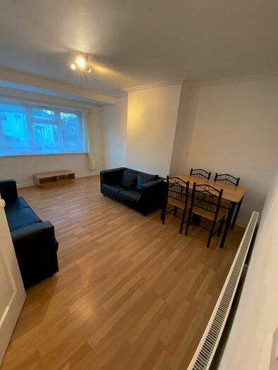 3 Bedroom Maisonette To Rent In Redesdale Gardens, Isleworth, TW7