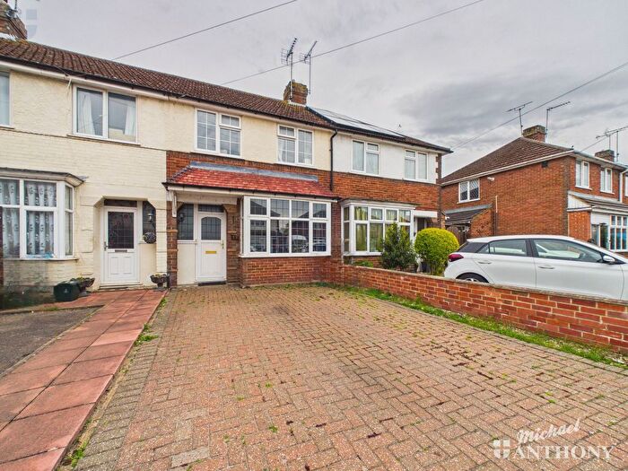 3 Bedroom Terraced House For Sale In Cromwell Avenue, Aylesbury, HP19
