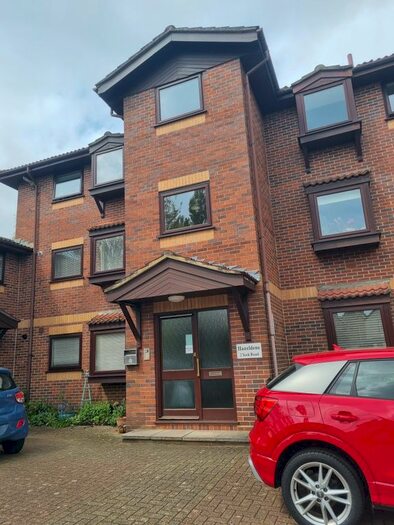 2 Bedroom Flat To Rent In York Road, Broadstone, BH18