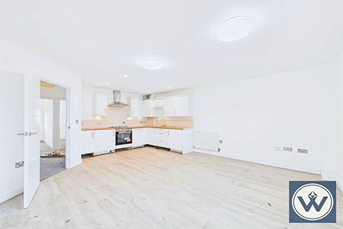 2 Bedroom Flat To Rent In Marshalls Court, Gildersome, LS27