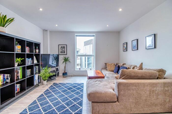 1 Bedroom Flat To Rent In Embankment House -, S95