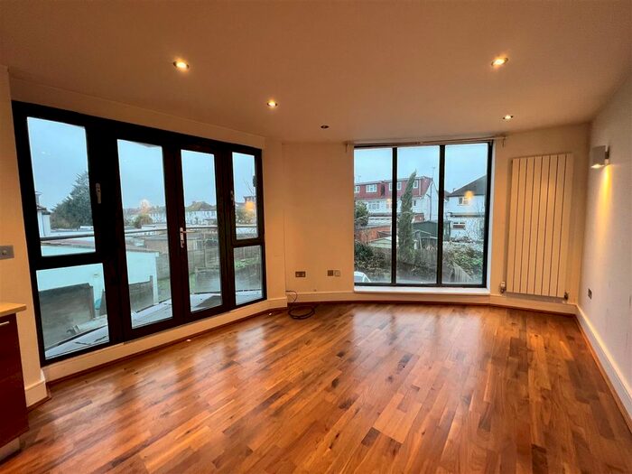3 Bedroom Flat To Rent In The Mall, Harrow, HA3