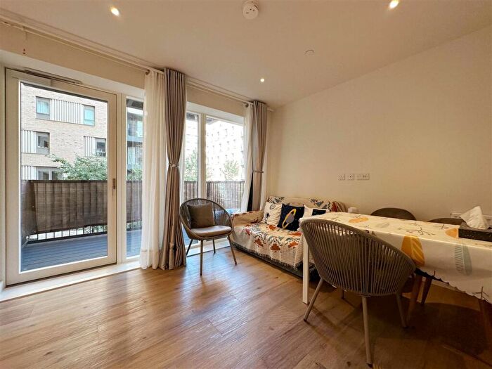 Flat To Rent In Clarendon, Braeburn Mansions, N8