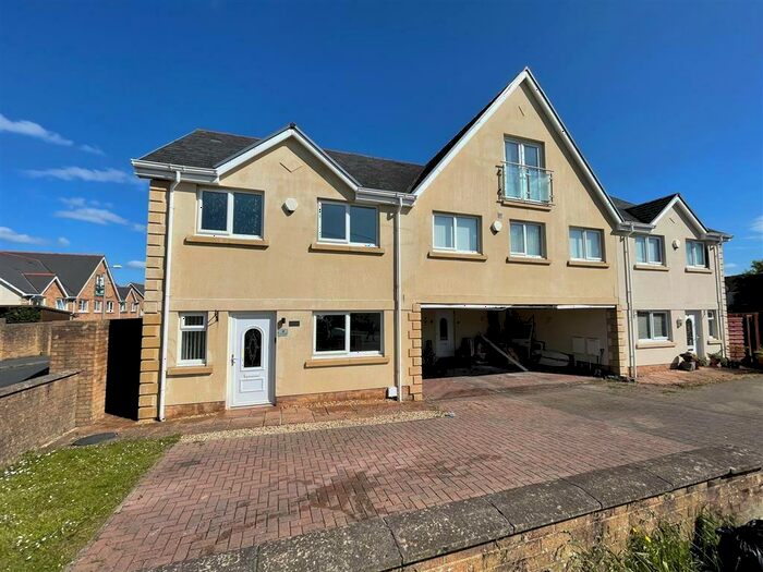 3 Bedroom Semi-Detached House To Rent In Cwrt Y Dderwen, Llanelli, SA15