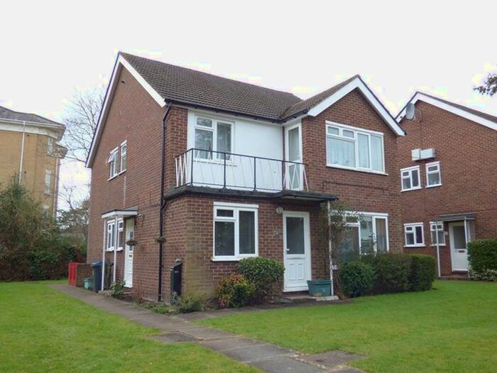 2 Bedroom Maisonette To Rent In Oakenshaw Close, Surbiton, Surrey KT6