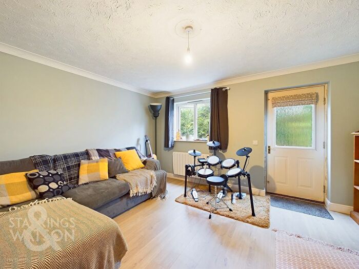 2 Bedroom Semi-Detached House For Sale In Marshall Howard Close, Cawston, Norwich, NR10