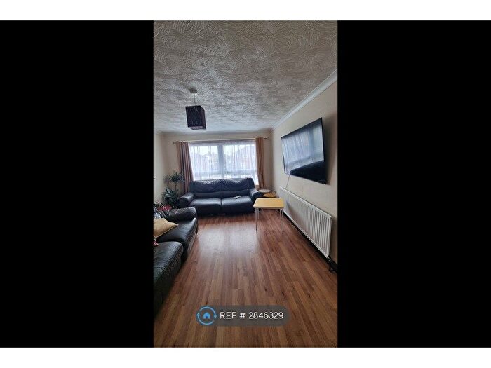 3 Bedroom Flat To Rent In Henrys Walk, Ilford, IG6