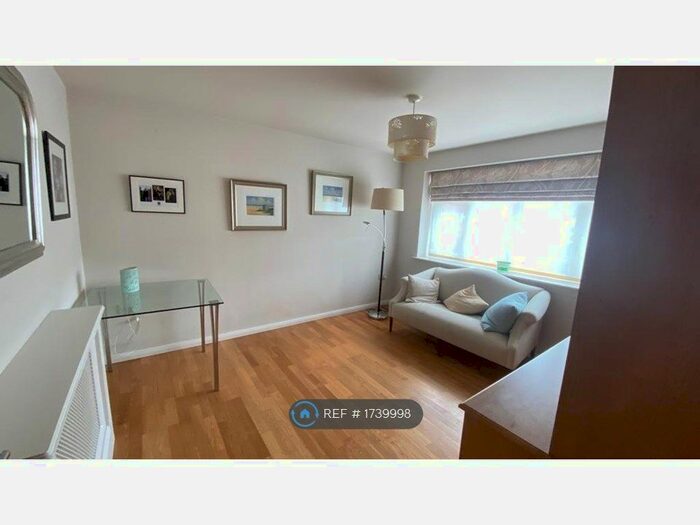 1 Bedroom Flat To Rent In Edgwarebury Lane, Edgware, HA8
