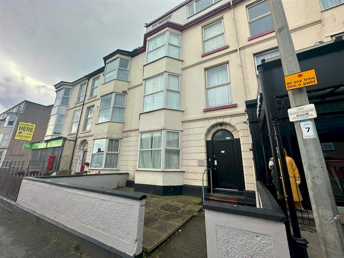 1 Bedroom Flat To Rent In Marine Road, Pensarn, LL22
